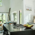 Modern Kitchen with island in Caesarstone 2003 Concrete | 3008