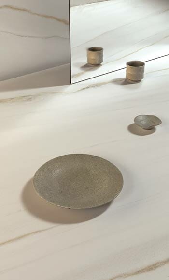 sleet_porcelain_countertop_with_decor_on_top